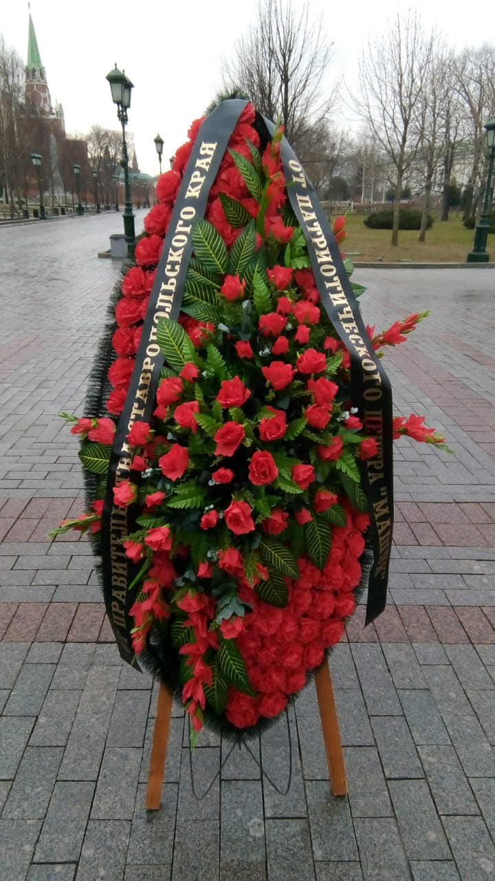 Искусственный венок СПР-В28-180 с черной лентой