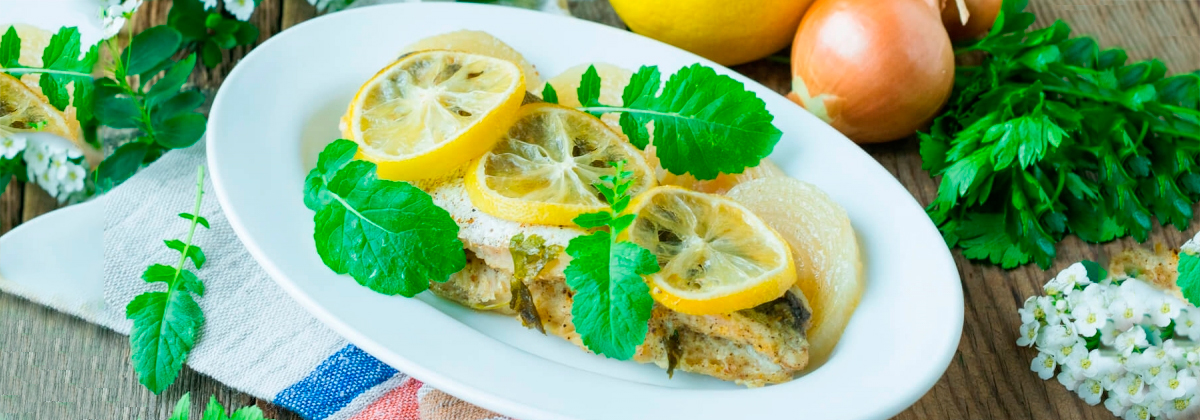 Запеченный хек с луком и лимоном Запеченный хек с луком и лимоном