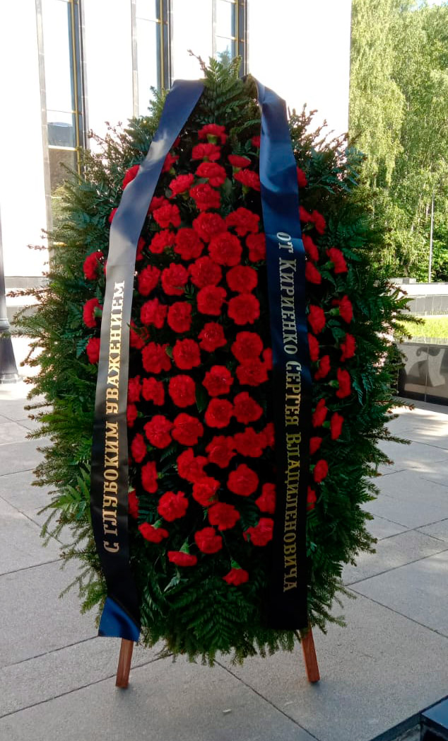 Венок из живых красных гвоздик ВЖ-09