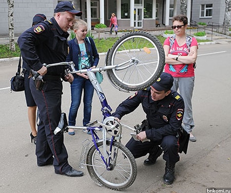 Полиция проверяет номер велосипеда