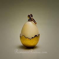 кулон яйцо фаберже серебро. 1104132 600. кулон яйцо фаберже серебро фото. кулон яйцо фаберже серебро-1104132 600. картинка кулон яйцо фаберже серебро. картинка 1104132 600. Начнём с историии. Кроме известных дорогих яиц для императорской семьи фирма Фаберже выпускала небольшие пасхальные кулоны яйца брелоки. Высококачественные изделия Дома Фаберже были очень популярны в качестве подарка. Такие кулоны дарили прекрасным дамам. Не брезговали носить их и мужчины, прикрепляя булавкой к лацкану пиджака.