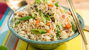 Рис круглозерный и длиннозерный в чем разница. rice003. Рис круглозерный и длиннозерный в чем разница фото. Рис круглозерный и длиннозерный в чем разница-rice003. картинка Рис круглозерный и длиннозерный в чем разница. картинка rice003. Ну кто же не знает, что такое рис, и не ел его в разнообразных блюдах? Рис является популярнейшей зерновой культурой и продуктом питания во всем мире, и Россия — не исключение. История его возделывания как пищевой культуры насчитывает более 6000 лет. За это время его появление на Земле обросло многочисленными легендами и мифами. Этот злак был основой благосостояния многих империй, возникших, достигших расцвета и исчезнувших на Востоке. Сейчас эта культура распространилась по всем земным материкам, была приспособлена под разнообразные климатические условия, нашла свое место в питании и обычаях большинства народов земли и в их национальных кухнях.
