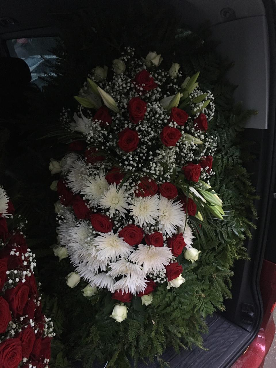 траурный венок из живых цветов ВЖ120-06