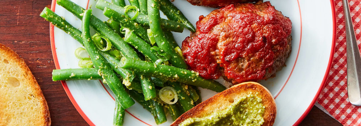Мясные котлеты с зеленой фасолью, песто и хрустящим хлебом Мясные котлеты с зеленой фасолью, песто и хрустящим хлебом