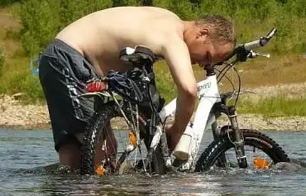 Как мыть велосипед на автомойке. pomyt velosiped reka min. Как мыть велосипед на автомойке фото. Как мыть велосипед на автомойке-pomyt velosiped reka min. картинка Как мыть велосипед на автомойке. картинка pomyt velosiped reka min