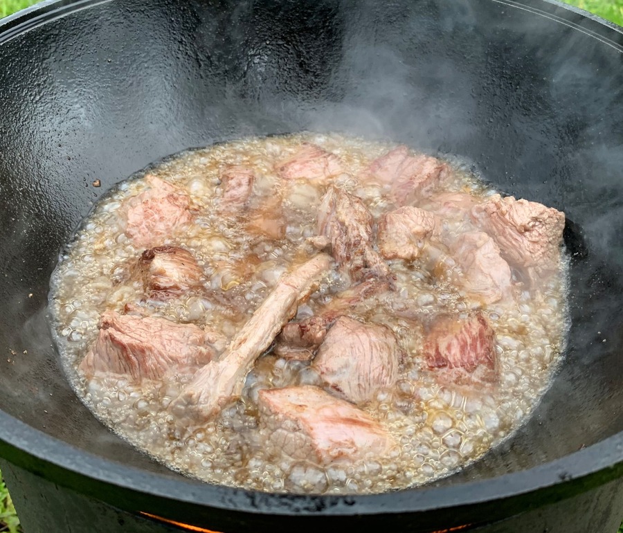 Обжариваем мясо в казане