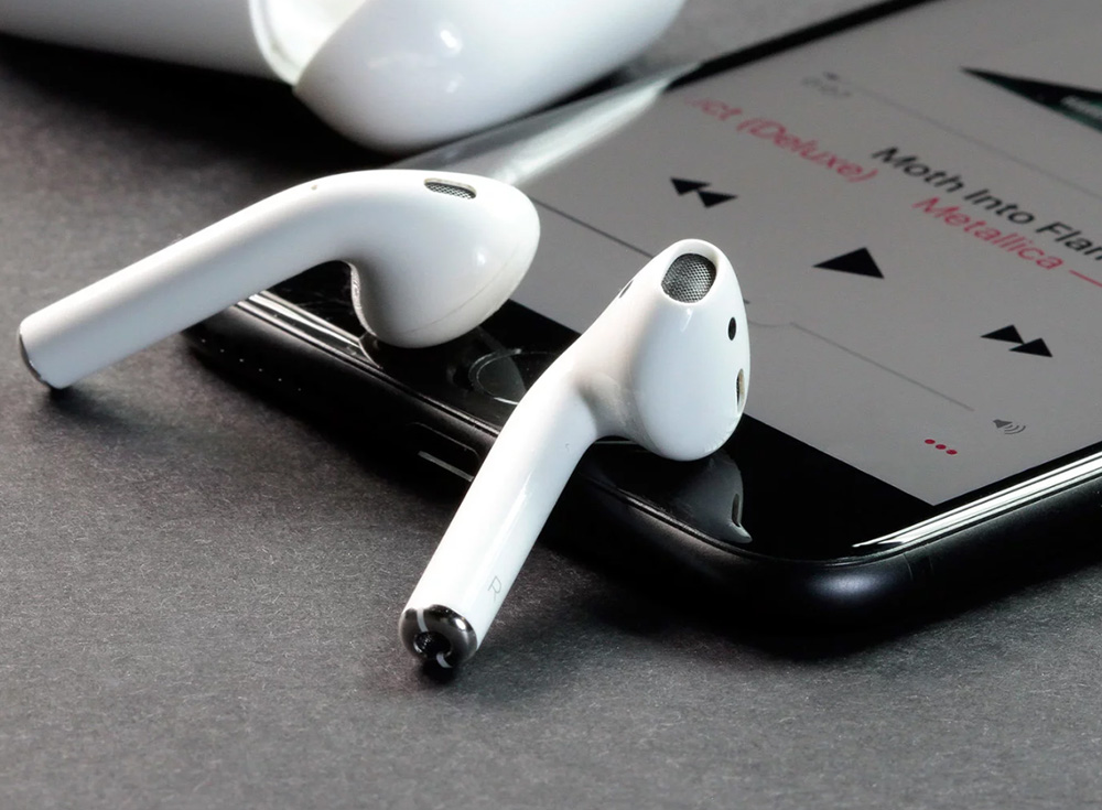 Правый наушник apple airpods не заряжается