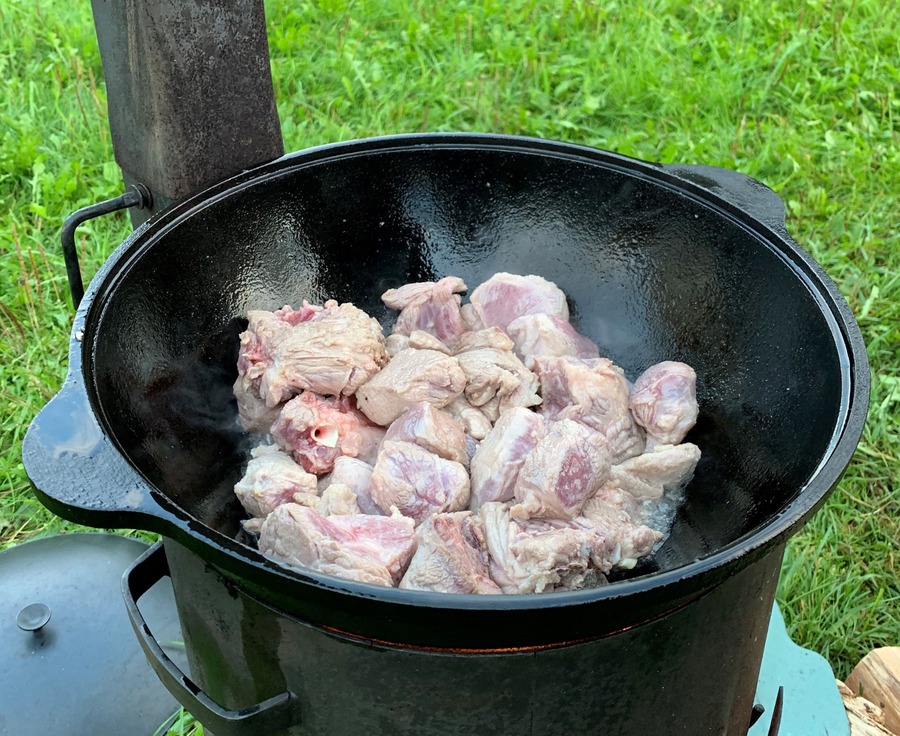 Обжариваем мясо для шурпы
