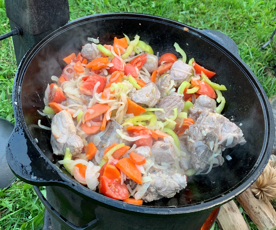Обжариваем мясо с овощами для шурпы