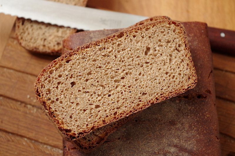 Пшеничный хлеб в духовке рецепты простые. Пшеничный хлеб. Ржаной хлеб. Ржано-пшеничный хлеб. Ржаной хлеб на закваске.