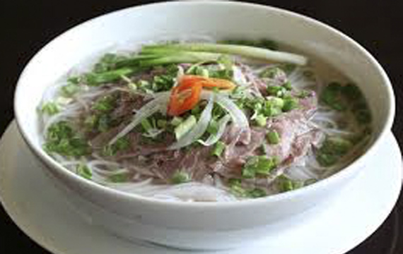 Правильный рецепт том ям. tom yum6. Правильный рецепт том ям фото. Правильный рецепт том ям-tom yum6. картинка Правильный рецепт том ям. картинка tom yum6. Суп Том Ям – одно из самых популярных блюд в мире. Неудивительно, что вокруг него блуждает множество мифов и легенд, а сеть завалена рецептами «правильного том янга». Разобраться во всем этом многообразии непросто, тем более, если вы не читаете по-тайски, да и не хотите тратить свое время на то, чтобы понять, какой из источников информации достоверный, а какой – нет. Мы, в Школе «Котелка» всегда рады помочь вам с получением знаний и пустить свой профессиональный опыт на пользу делу:). Ведь, если разобраться, том ям – очень простой суп и не требует особых кулинарных талантов для приготовления. А значит, автором самого вкусного Том яма в мире может стать каждый – в том числе, и Вы! Итак, начнем.