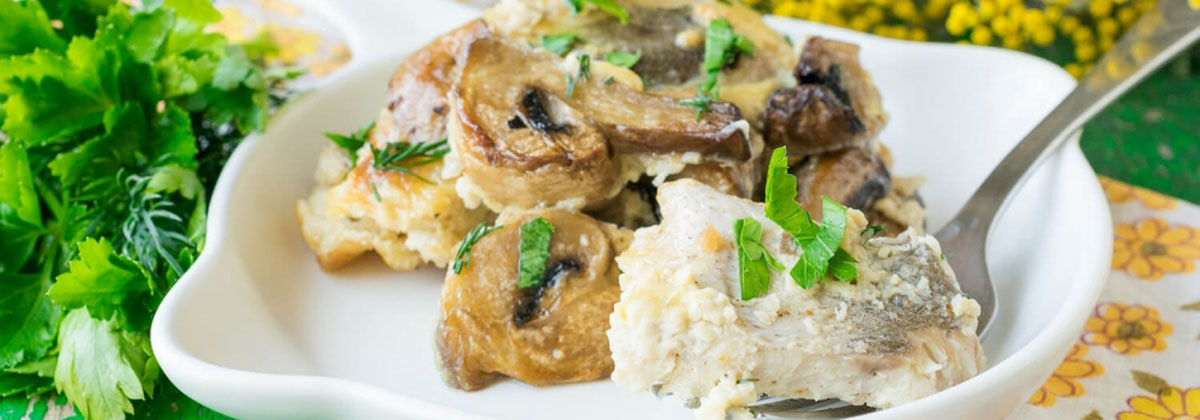 Запеченный хек с шампиньонами и сливочным соусом Запеченный хек с шампиньонами и сливочным соусом