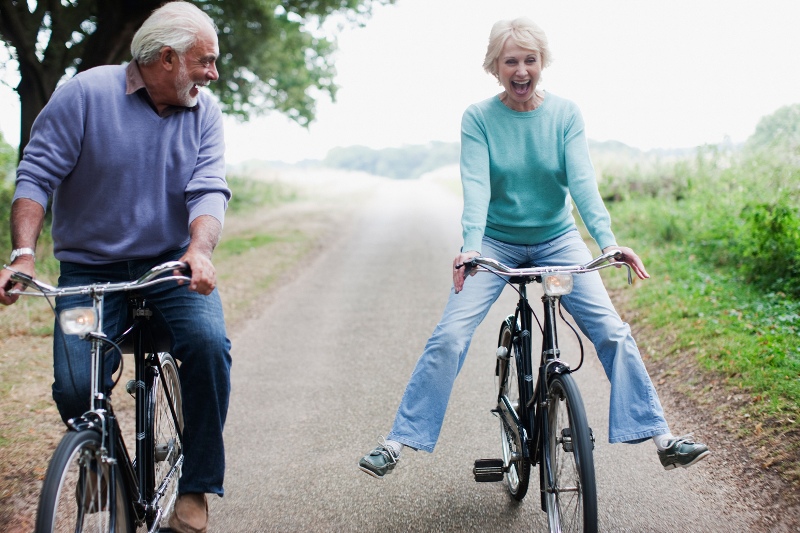 Возрастная пара на велосипедах