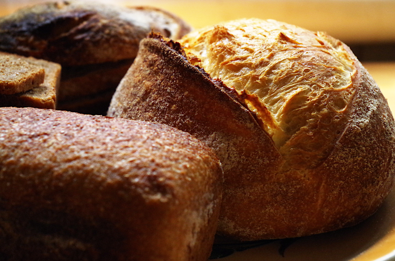 Хлеб в духовке видео. Хлеб в духовке. Выпечка хлеба в духовке. Хлеб в духовке красивый. Хлеб с золотистой корочкой.