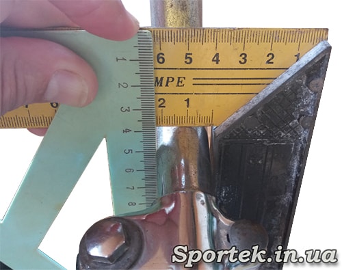 Измерение диаметра руля строительным уголком и школьным треугольником