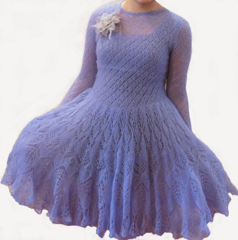 Сиреневое вязаное платье