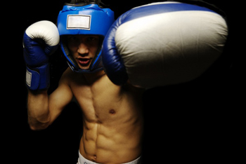 Фото боксера в синем шлеме