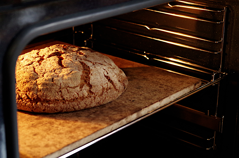 Выпекание хлеба в духовке. Печь для выпечки хлеба. Хлеб в печи. Приготовление хлеба в духовке. Выпечка хлеба в духовке.