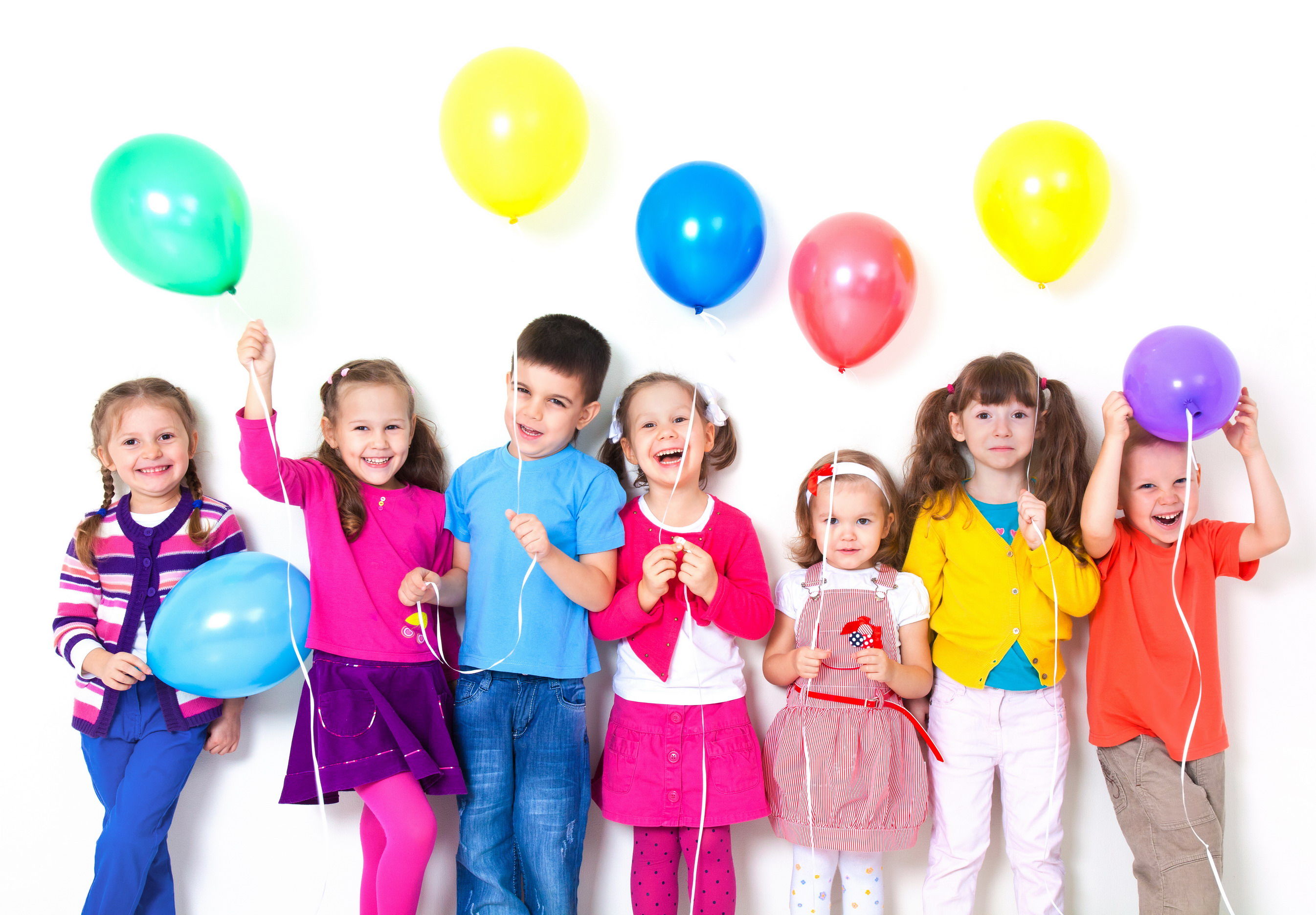 Kids be happy. Детские праздники. Дети праздник. Дети с воздушными шариками. Веселые дети.