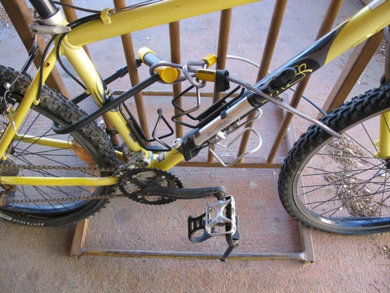 Защита велосипеда двумя разными замками (U-образным и тросовым)