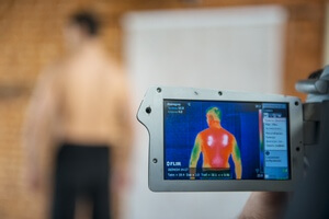 Термосъемка эффекта от работы жилета с подогревом RedLaika на инфракрасную камеру