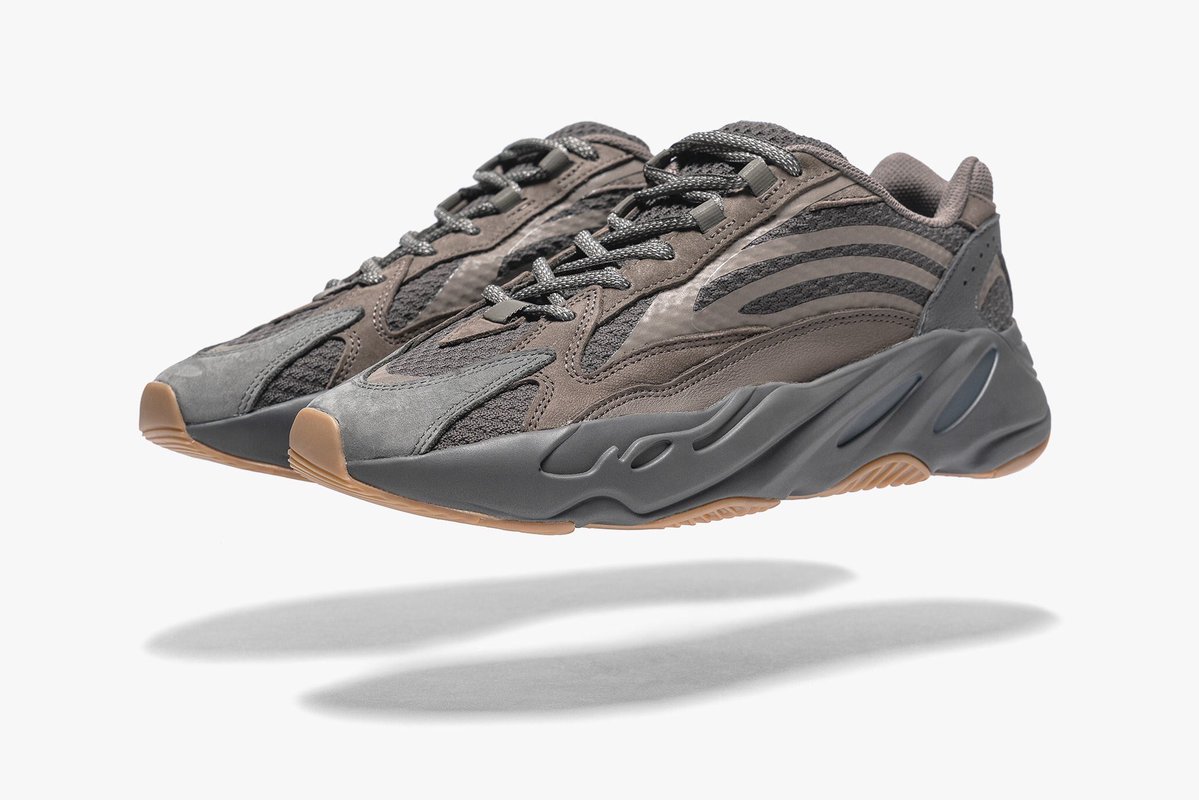 Adidas Yeezy Boost 700 Geode в воздухе