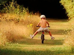 в каком возрасте учить ребенка кататься на велосипеде двухколесном. %D1%80%D0%B5%D0%B1%D0%B5%D0%BD%D0%BE%D0%BA %D0%BD%D0%B0 %D0%B2%D0%B5%D0%BB%D0%BE%D1%81%D0%B8%D0%BF%D0%B5%D0%B4%D0%B5 250. в каком возрасте учить ребенка кататься на велосипеде двухколесном фото. в каком возрасте учить ребенка кататься на велосипеде двухколесном-%D1%80%D0%B5%D0%B1%D0%B5%D0%BD%D0%BE%D0%BA %D0%BD%D0%B0 %D0%B2%D0%B5%D0%BB%D0%BE%D1%81%D0%B8%D0%BF%D0%B5%D0%B4%D0%B5 250. картинка в каком возрасте учить ребенка кататься на велосипеде двухколесном. картинка %D1%80%D0%B5%D0%B1%D0%B5%D0%BD%D0%BE%D0%BA %D0%BD%D0%B0 %D0%B2%D0%B5%D0%BB%D0%BE%D1%81%D0%B8%D0%BF%D0%B5%D0%B4%D0%B5 250. Велосипед – железный конь нашей эпохи. Сегодня малыши садятся на него чуть ли не с пелёнок. Трёхколёсный с родительской ручкой даёт возможность годовалому карапузу больше увидеть и более содержательно провести время, отведённое для прогулки, а двухколёсный помогает ребёнку постарше развиваться физически. Кататься на велосипеде интересно, полезно, весело. Но для начала нужно как-то научиться это делать! И обойтись здесь без помощи родителей малыш вряд ли сможет. Поэтому запасайтесь терпением и готовьтесь побегать за карапузом некоторое время, пока он не сможет ездить самостоятельно. Ну а как научить ребёнка кататься на велосипеде правильно и эффективно, читайте ниже. в каком возрасте учить ребенка кататься на велосипеде двухколесном. %D1%80%D0%B5%D0%B1%D0%B5%D0%BD%D0%BE%D0%BA %D0%BD%D0%B0 %D0%B2%D0%B5%D0%BB%D0%BE%D1%81%D0%B8%D0%BF%D0%B5%D0%B4%D0%B5 250. в каком возрасте учить ребенка кататься на велосипеде двухколесном фото. в каком возрасте учить ребенка кататься на велосипеде двухколесном-%D1%80%D0%B5%D0%B1%D0%B5%D0%BD%D0%BE%D0%BA %D0%BD%D0%B0 %D0%B2%D0%B5%D0%BB%D0%BE%D1%81%D0%B8%D0%BF%D0%B5%D0%B4%D0%B5 250. картинка в каком возрасте учить ребенка кататься на велосипеде двухколесном. картинка %D1%80%D0%B5%D0%B1%D0%B5%D0%BD%D0%BE%D0%BA %D0%BD%D0%B0 %D0%B2%D0%B5%D0%BB%D0%BE%D1%81%D0%B8%D0%BF%D0%B5%D0%B4%D0%B5 250. Велосипед – железный конь нашей эпохи. Сегодня малыши садятся на него чуть ли не с пелёнок. Трёхколёсный с родительской ручкой даёт возможность годовалому карапузу больше увидеть и более содержательно провести время, отведённое для прогулки, а двухколёсный помогает ребёнку постарше развиваться физически. Кататься на велосипеде интересно, полезно, весело. Но для начала нужно как-то научиться это делать! И обойтись здесь без помощи родителей малыш вряд ли сможет. Поэтому запасайтесь терпением и готовьтесь побегать за карапузом некоторое время, пока он не сможет ездить самостоятельно. Ну а как научить ребёнка кататься на велосипеде правильно и эффективно, читайте ниже.