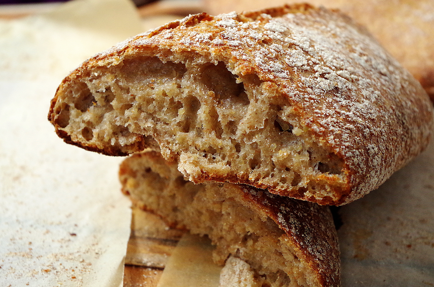 Готовый хлеб. Хлеб из жидкого теста в духовке. Запеченный хлеб с начинкой. Хлеб из жидкого теста с семечками.