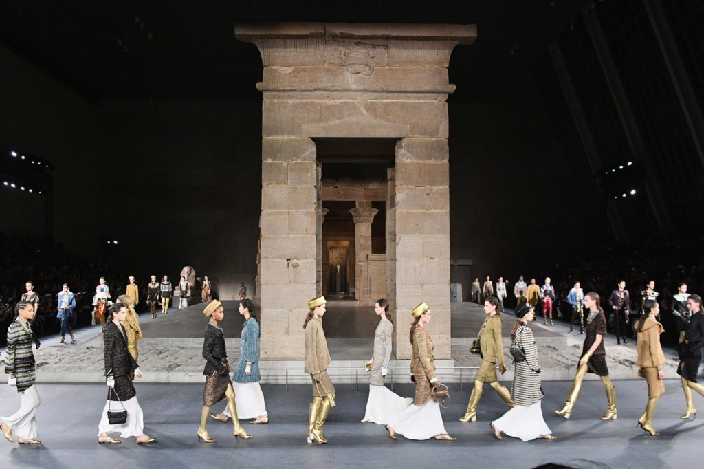 Показ Chanel Métiers d’art 2018/19 Показ Chanel Métiers d’art 2018/19