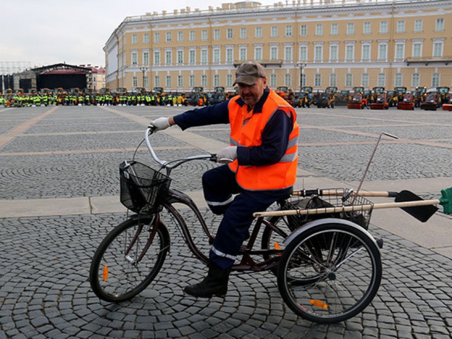 Дворники в Санкт-Петербурге будут передвигаться на трехколесных велосипедах с корзиной Дворники в Санкт-Петербурге будут передвигаться на трехколесных велосипедах с корзиной