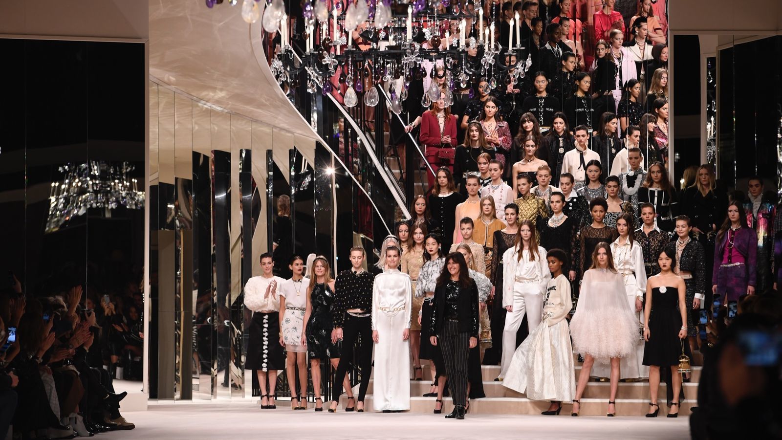 ПОКАЗ CHANEL MÉTIERS D’ART 2019/20 ПОКАЗ CHANEL MÉTIERS D’ART 2019/20