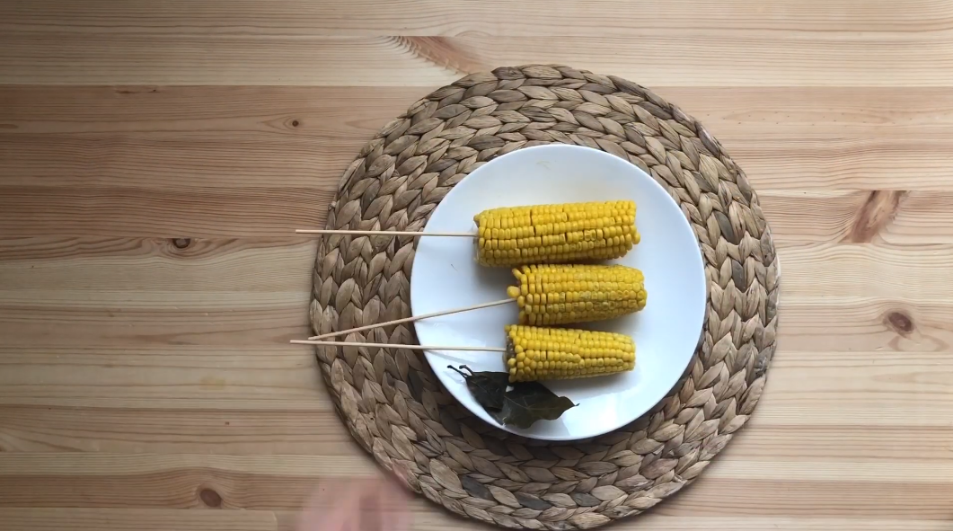 Кукуруза в початках Кукуруза в початках