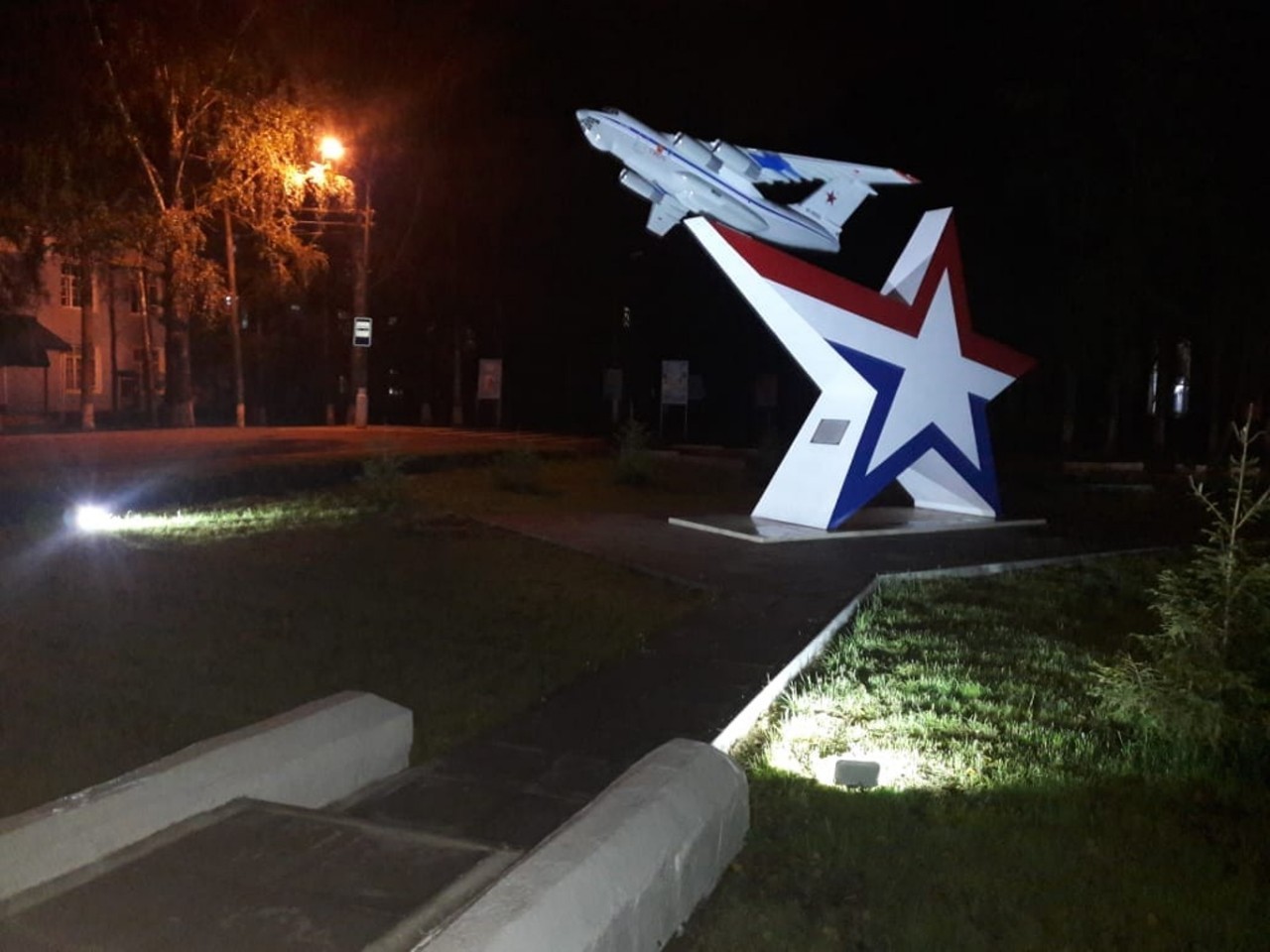 В Твери установлен памятник самолету Ил-76 В Твери установлен памятник самолету Ил-76