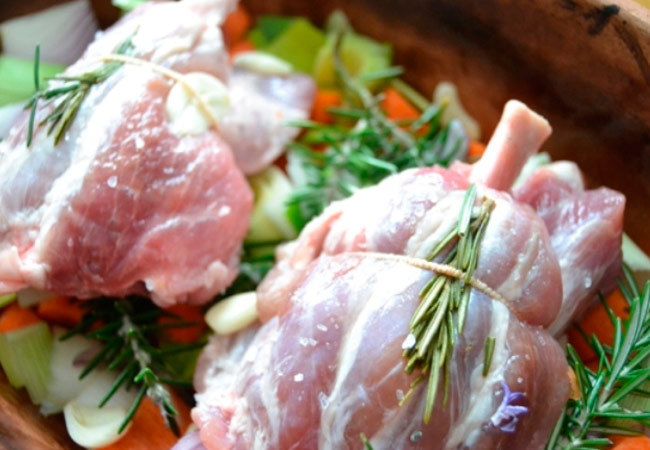 Запеченные свиные рябчики с курагой и розмарином Запеченные свиные рябчики с курагой и розмарином