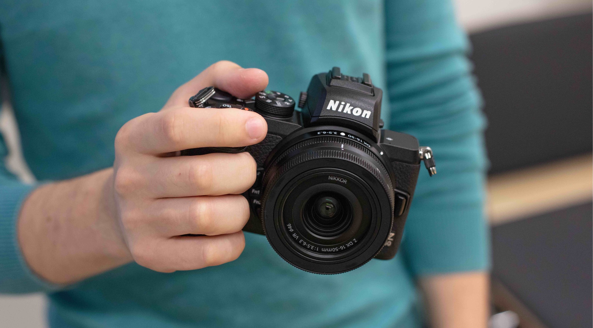 Обзора 50. Nikon z5 Wiki. Nikon z50 в руках. Nikon z5 видоискатель. Линейка фотоаппаратов Никон z.