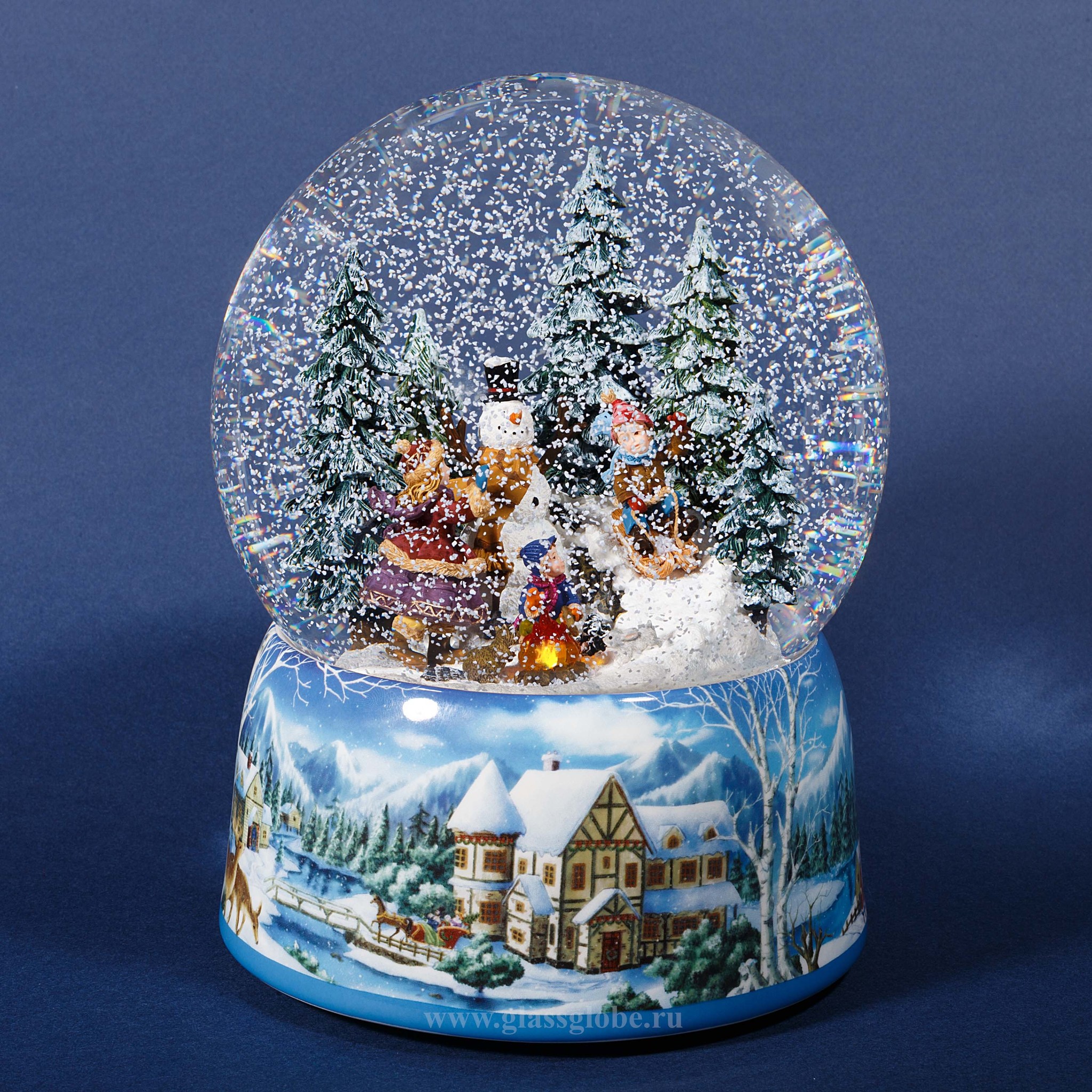 Где купить новогоднюю. Снежный шар Glassglobe. Снежный шар Glassglobe "домик в лесу". Новогодняя шкатулка «снежный шар» 40233. Новогодний шар со снегом.