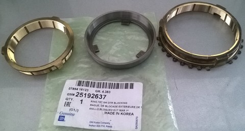 Daewoo нексия кольцо синхронизатора наружное. large %D0%9A%D0%9E%D0%9B%D0%AC%D0%A6%D0%9E %D0%A1%D0%98%D0%9D%D0%A5%D0%A0%D0%9E%D0%9D%D0%98%D0%97%D0%90%D0%A2%D0%9E%D0%A0%D0%90 12 %D0%9F%D0%95%D0%A0%D0%95%D0%94%D0%90%D0%A7%D0%98 2008 %D0%9A%D0%9E%D0%9C%D0%9F%D0%9B%D0%95%D0%9A%D0%A2 3%D0%A8%D0%A2 NEXIA N150 GENTRA CRUZE AVEO LACETTI GM. Daewoo нексия кольцо синхронизатора наружное фото. Daewoo нексия кольцо синхронизатора наружное-large %D0%9A%D0%9E%D0%9B%D0%AC%D0%A6%D0%9E %D0%A1%D0%98%D0%9D%D0%A5%D0%A0%D0%9E%D0%9D%D0%98%D0%97%D0%90%D0%A2%D0%9E%D0%A0%D0%90 12 %D0%9F%D0%95%D0%A0%D0%95%D0%94%D0%90%D0%A7%D0%98 2008 %D0%9A%D0%9E%D0%9C%D0%9F%D0%9B%D0%95%D0%9A%D0%A2 3%D0%A8%D0%A2 NEXIA N150 GENTRA CRUZE AVEO LACETTI GM. картинка Daewoo нексия кольцо синхронизатора наружное. картинка large %D0%9A%D0%9E%D0%9B%D0%AC%D0%A6%D0%9E %D0%A1%D0%98%D0%9D%D0%A5%D0%A0%D0%9E%D0%9D%D0%98%D0%97%D0%90%D0%A2%D0%9E%D0%A0%D0%90 12 %D0%9F%D0%95%D0%A0%D0%95%D0%94%D0%90%D0%A7%D0%98 2008 %D0%9A%D0%9E%D0%9C%D0%9F%D0%9B%D0%95%D0%9A%D0%A2 3%D0%A8%D0%A2 NEXIA N150 GENTRA CRUZE AVEO LACETTI GM. Кольца синхронизатора муфты 1/2 передачи внутреннее, промежуточное и наружное Daewoo Nexia N150, Gentra; Chevrolet Cruze, Lacetti (2007-2012), Aveo 1,4 (2007-2011). Комплект 3 штуки. Оригинал, GM. На коробку устанавливаются 2 таких набора, на 1 и на 2 скорости соответственно.