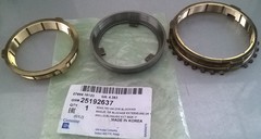 Daewoo нексия кольцо синхронизатора наружное. medium %D0%9A%D0%9E%D0%9B%D0%AC%D0%A6%D0%9E %D0%A1%D0%98%D0%9D%D0%A5%D0%A0%D0%9E%D0%9D%D0%98%D0%97%D0%90%D0%A2%D0%9E%D0%A0%D0%90 12 %D0%9F%D0%95%D0%A0%D0%95%D0%94%D0%90%D0%A7%D0%98 2008 %D0%9A%D0%9E%D0%9C%D0%9F%D0%9B%D0%95%D0%9A%D0%A2 3%D0%A8%D0%A2 NEXIA N150 GENTRA CRUZE AVEO LACETTI GM. Daewoo нексия кольцо синхронизатора наружное фото. Daewoo нексия кольцо синхронизатора наружное-medium %D0%9A%D0%9E%D0%9B%D0%AC%D0%A6%D0%9E %D0%A1%D0%98%D0%9D%D0%A5%D0%A0%D0%9E%D0%9D%D0%98%D0%97%D0%90%D0%A2%D0%9E%D0%A0%D0%90 12 %D0%9F%D0%95%D0%A0%D0%95%D0%94%D0%90%D0%A7%D0%98 2008 %D0%9A%D0%9E%D0%9C%D0%9F%D0%9B%D0%95%D0%9A%D0%A2 3%D0%A8%D0%A2 NEXIA N150 GENTRA CRUZE AVEO LACETTI GM. картинка Daewoo нексия кольцо синхронизатора наружное. картинка medium %D0%9A%D0%9E%D0%9B%D0%AC%D0%A6%D0%9E %D0%A1%D0%98%D0%9D%D0%A5%D0%A0%D0%9E%D0%9D%D0%98%D0%97%D0%90%D0%A2%D0%9E%D0%A0%D0%90 12 %D0%9F%D0%95%D0%A0%D0%95%D0%94%D0%90%D0%A7%D0%98 2008 %D0%9A%D0%9E%D0%9C%D0%9F%D0%9B%D0%95%D0%9A%D0%A2 3%D0%A8%D0%A2 NEXIA N150 GENTRA CRUZE AVEO LACETTI GM. Кольца синхронизатора муфты 1/2 передачи внутреннее, промежуточное и наружное Daewoo Nexia N150, Gentra; Chevrolet Cruze, Lacetti (2007-2012), Aveo 1,4 (2007-2011). Комплект 3 штуки. Оригинал, GM. На коробку устанавливаются 2 таких набора, на 1 и на 2 скорости соответственно.