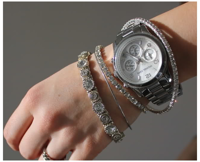 Серебряные часы на руке