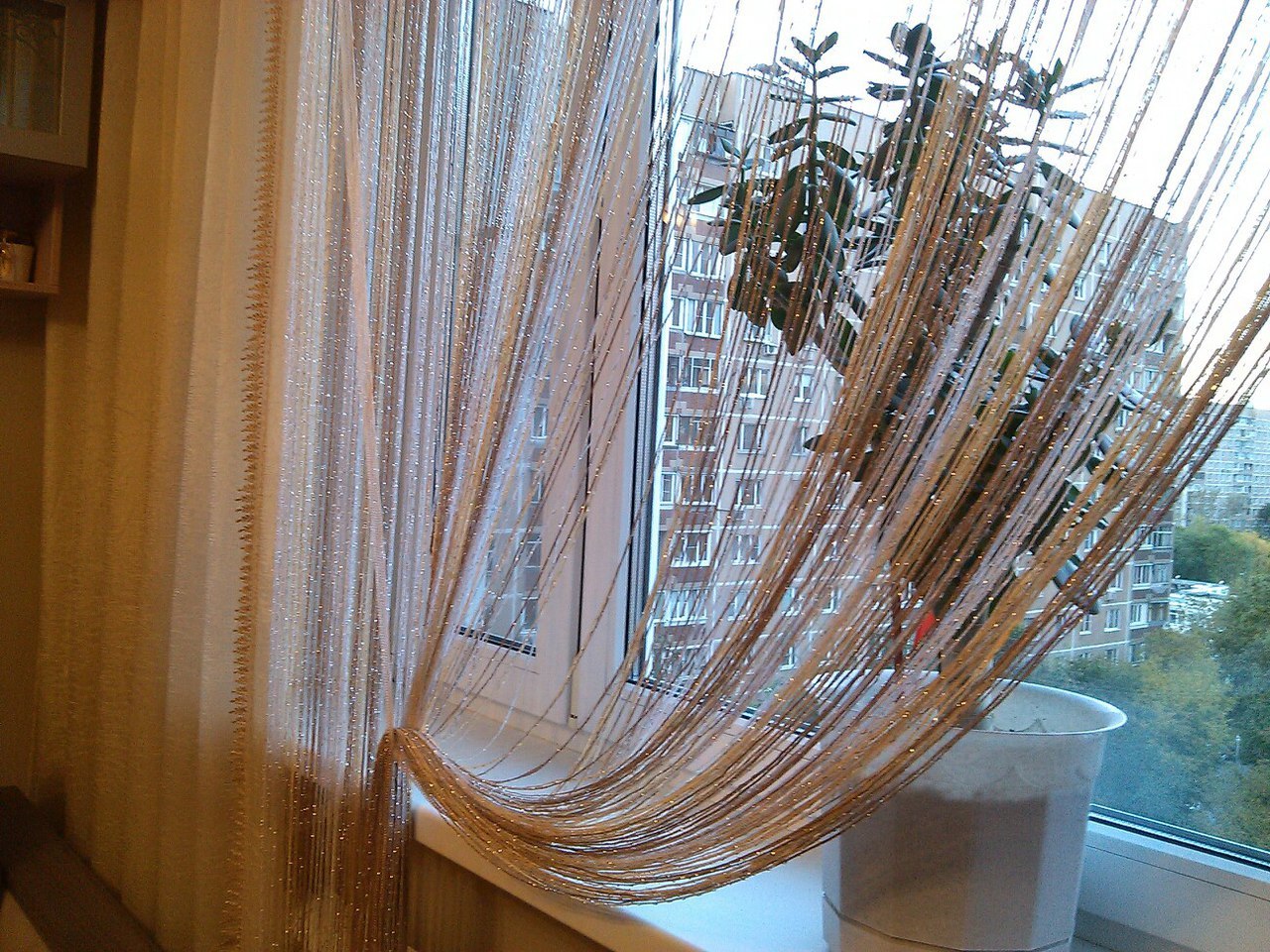 шторы нити на карнизе