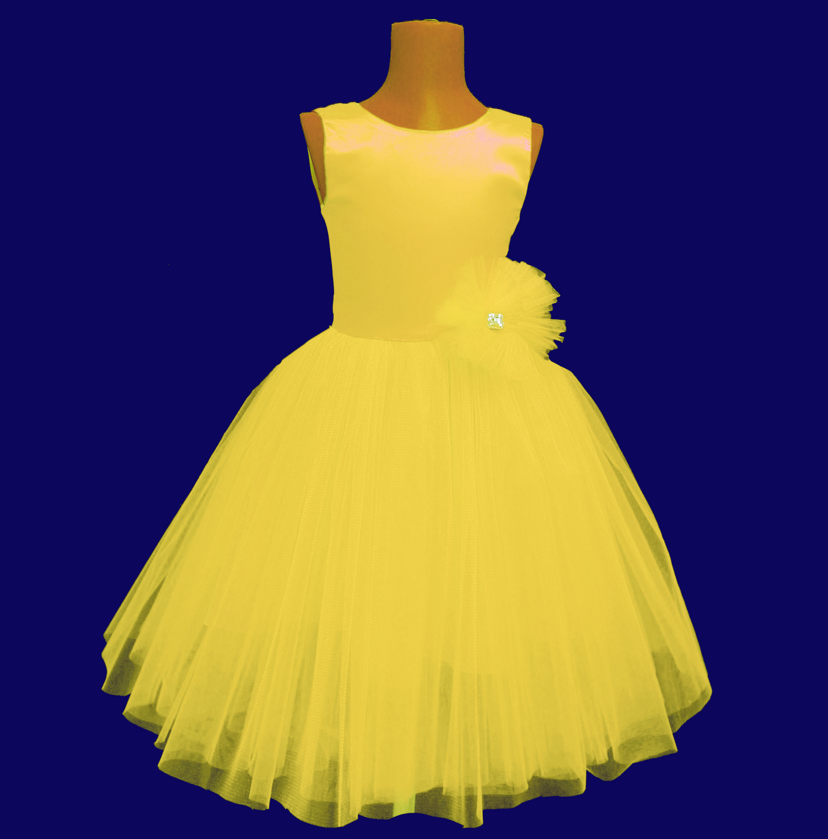 Желтое платье девочки