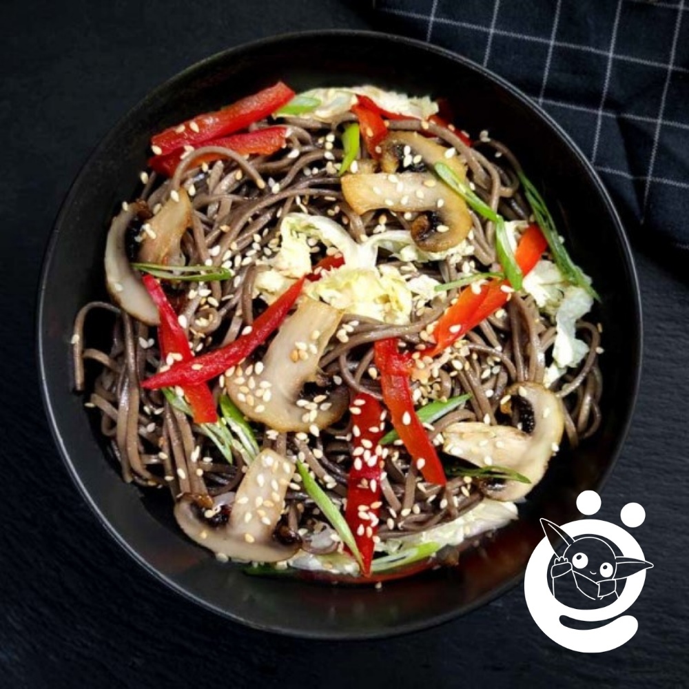 Лапша соба с курицей и овощами. Тори ясай соба. Блюда из гречневой лапши соба. Лапша соба с овощами. Гречневая лапша udon.