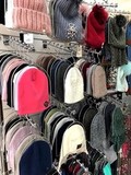Вешалка металлическая для шапок, шарфов и комплектов.