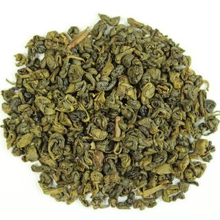 С чем бывает зеленый чай. large gunpowder tea. С чем бывает зеленый чай фото. С чем бывает зеленый чай-large gunpowder tea. картинка С чем бывает зеленый чай. картинка large gunpowder tea. Напиток благотворно влияет на работу сердечно-сосудистой системы, обладает противовоспалительным эффектом, способствует повышению общего тонуса и улучшению самочувствия. Несмотря на то, что его родиной и безоговорочным лидером по производству на протяжении многих лет является Китай, сегодня созданием этого продукта занимаются разные страны. У него большое количество поклонников, которые не представляют свою жизнь без чашечки ароматного напитка. Но далеко не все знают какие виды и сорта зеленого чая самые полезные, как выбрать хороший и качественный напиток среди огромного изобилия вариантов. С чем бывает зеленый чай. large gunpowder tea. С чем бывает зеленый чай фото. С чем бывает зеленый чай-large gunpowder tea. картинка С чем бывает зеленый чай. картинка large gunpowder tea. Напиток благотворно влияет на работу сердечно-сосудистой системы, обладает противовоспалительным эффектом, способствует повышению общего тонуса и улучшению самочувствия. Несмотря на то, что его родиной и безоговорочным лидером по производству на протяжении многих лет является Китай, сегодня созданием этого продукта занимаются разные страны. У него большое количество поклонников, которые не представляют свою жизнь без чашечки ароматного напитка. Но далеко не все знают какие виды и сорта зеленого чая самые полезные, как выбрать хороший и качественный напиток среди огромного изобилия вариантов.